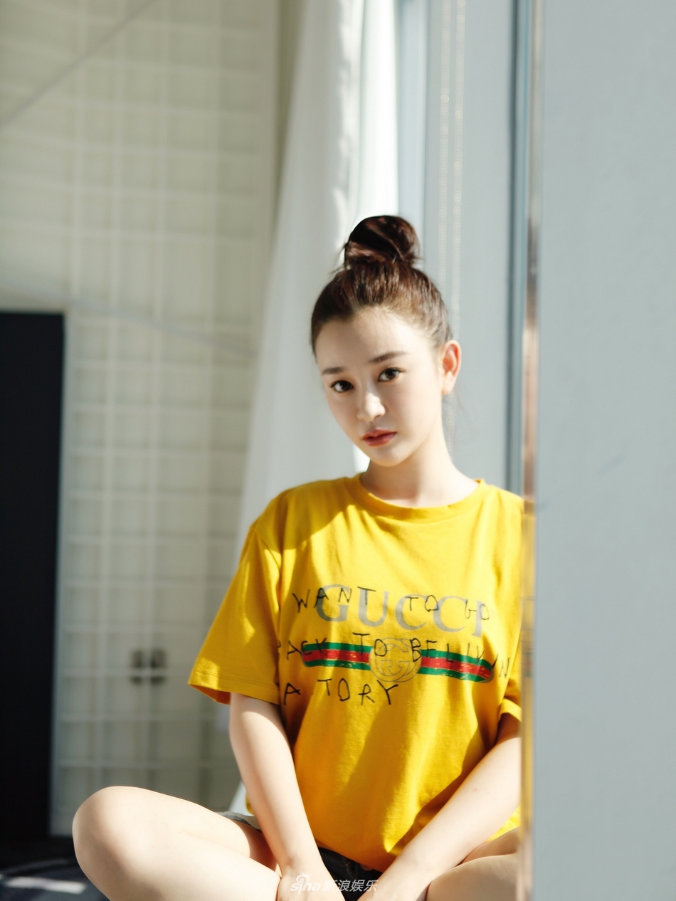 组图:陈昱霖异国街拍写真 丸子头时尚减龄_新浪网