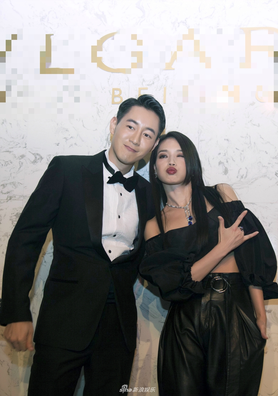 组图:表情包上线!陈正飞舒淇鬼马合影萌趣十足