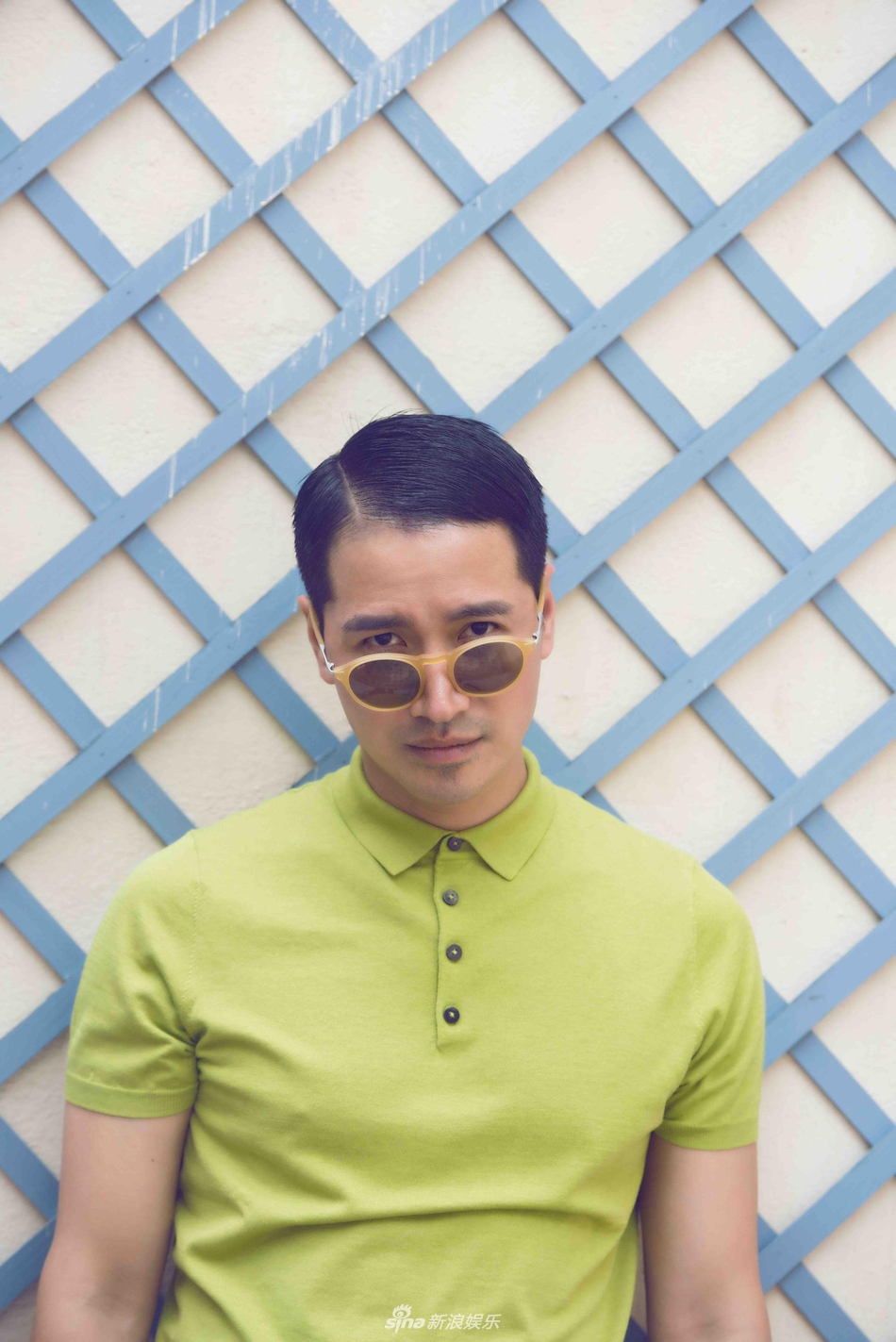 组图:何晟铭时尚写真复古雅痞 街头演绎巴黎情怀