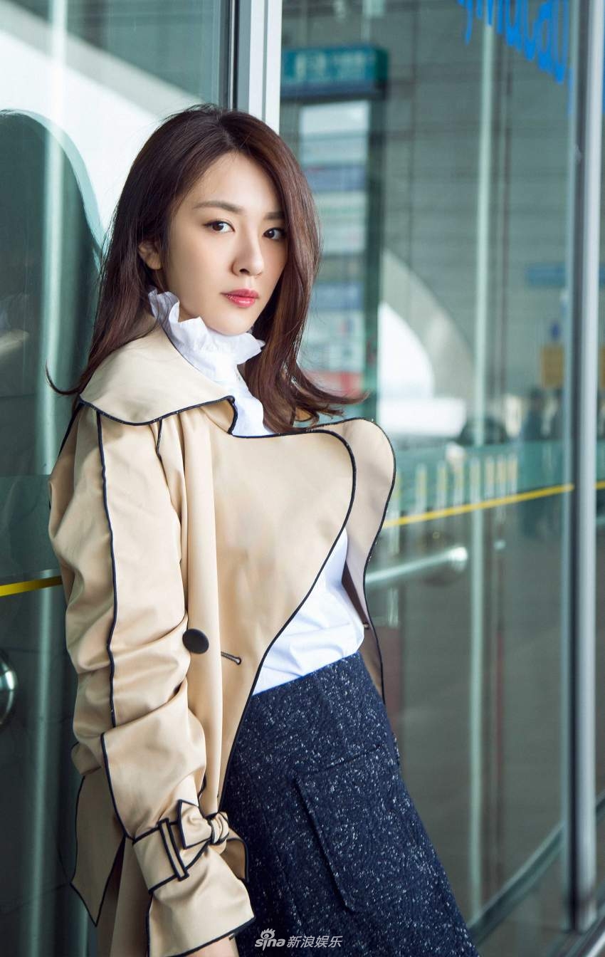 组图:王晓晨启程巴黎时装周 机场look修长美腿抢镜