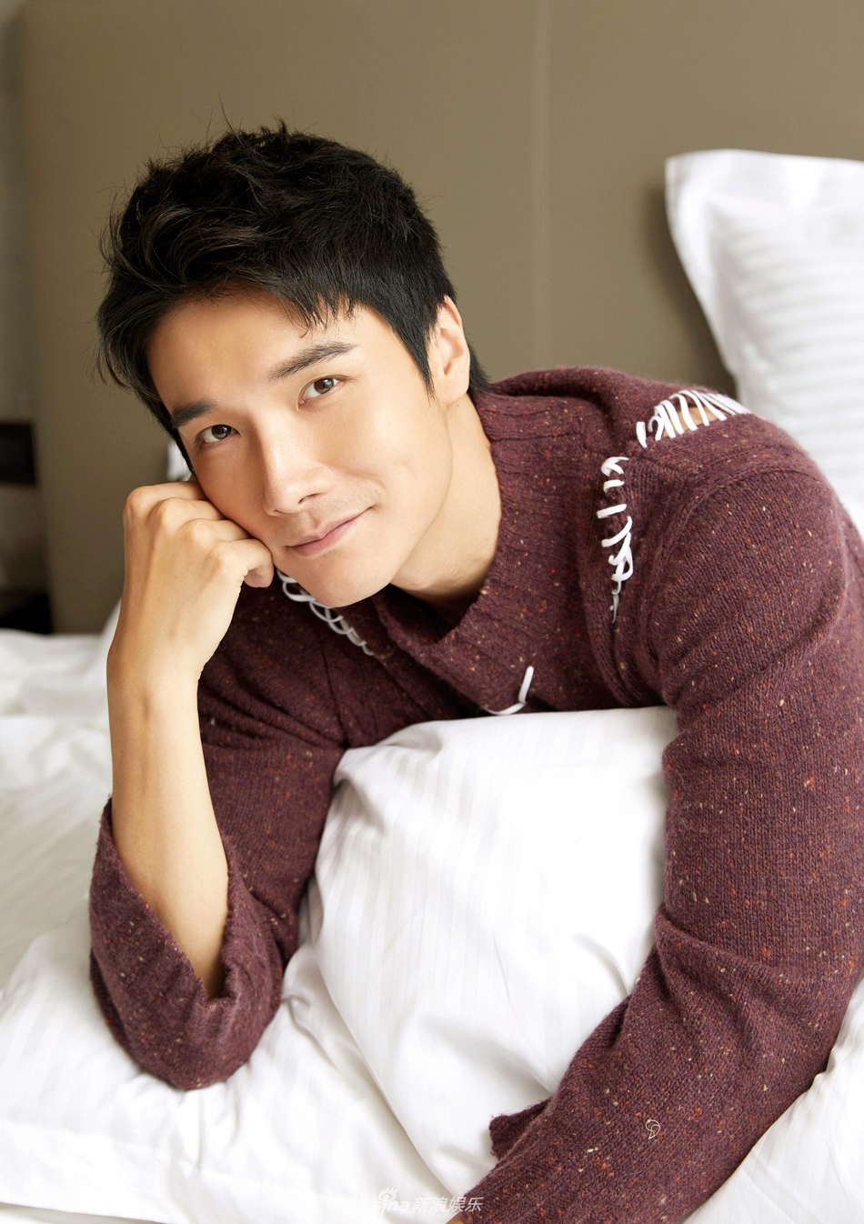 组图:暖心大师兄李泰曝治愈系"床照" 仅一个眼神就够
