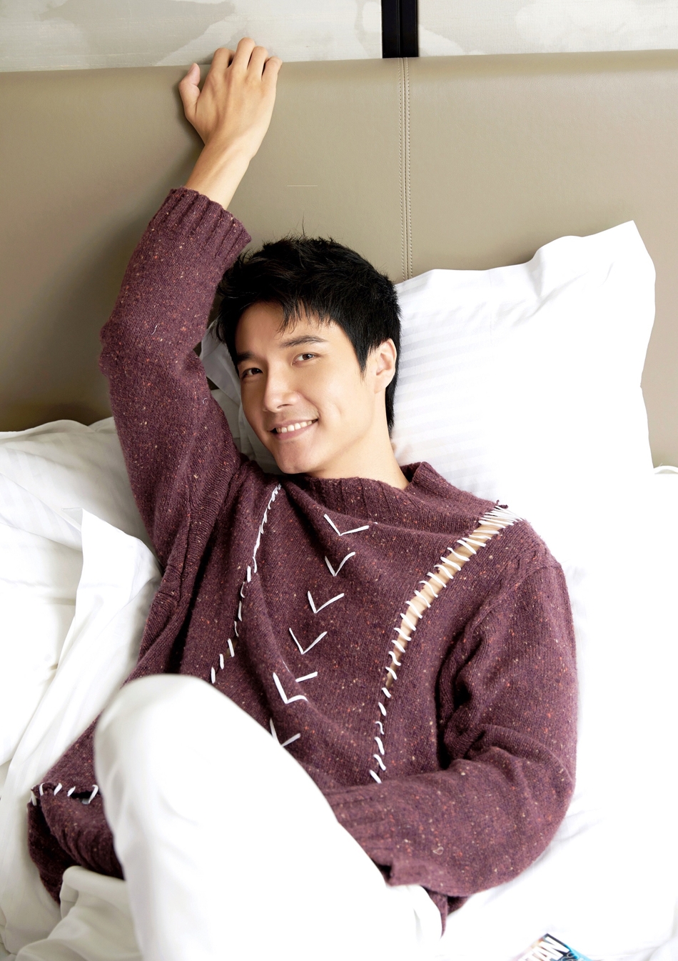 组图:暖心大师兄李泰曝治愈系"床照" 仅一个眼神就够