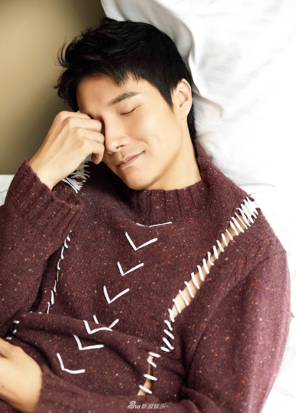 组图:暖心大师兄李泰曝治愈系"床照" 仅一个眼神就够_高清图集_新浪网