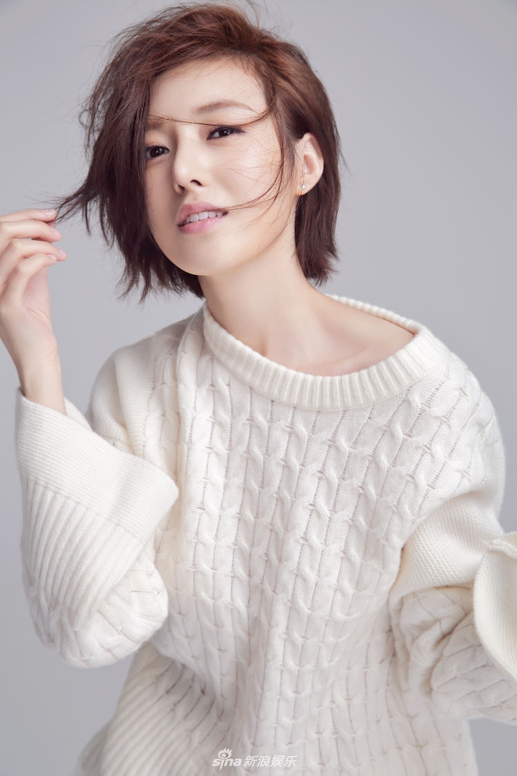 组图:何美璇晒个人时尚写真 简约穿搭演绎极致清爽范