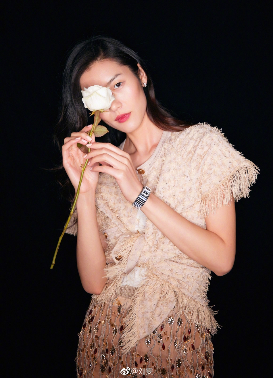 组图:大表姐刘雯现身巴黎时装周 轻松随性尽显清新魅力_高清图集_新浪