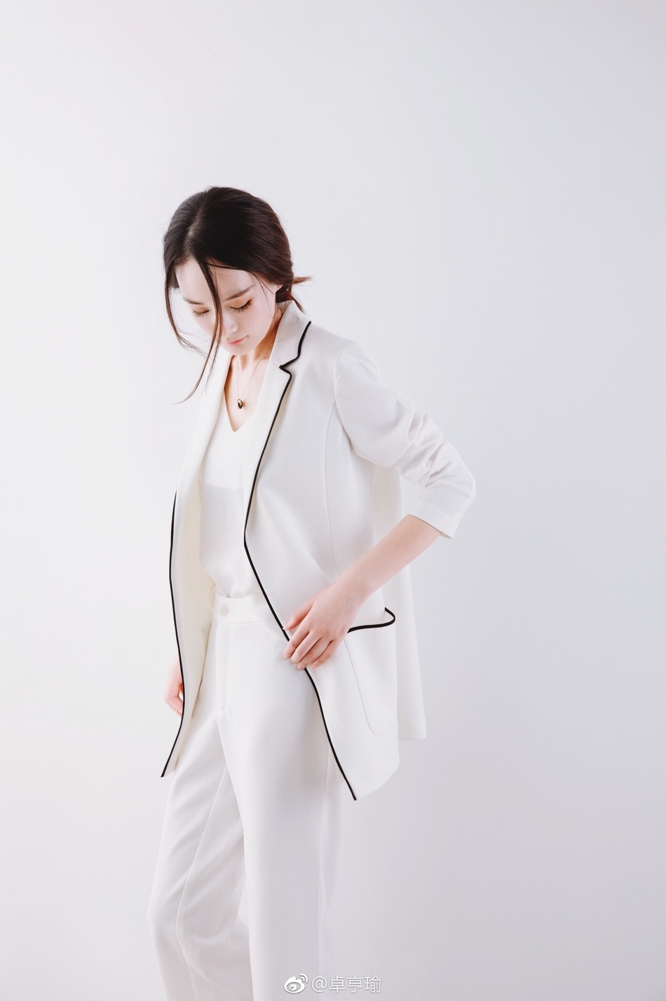 组图:杨幂替身卓亨瑜代言网游了 不说还以为是杨幂本人