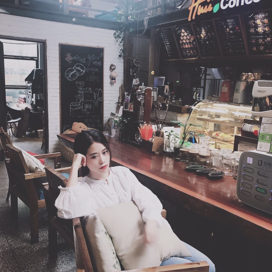 组图:办公室小野晒美照 私底下逛店撸猫很文青哦!_高清图集_新浪网