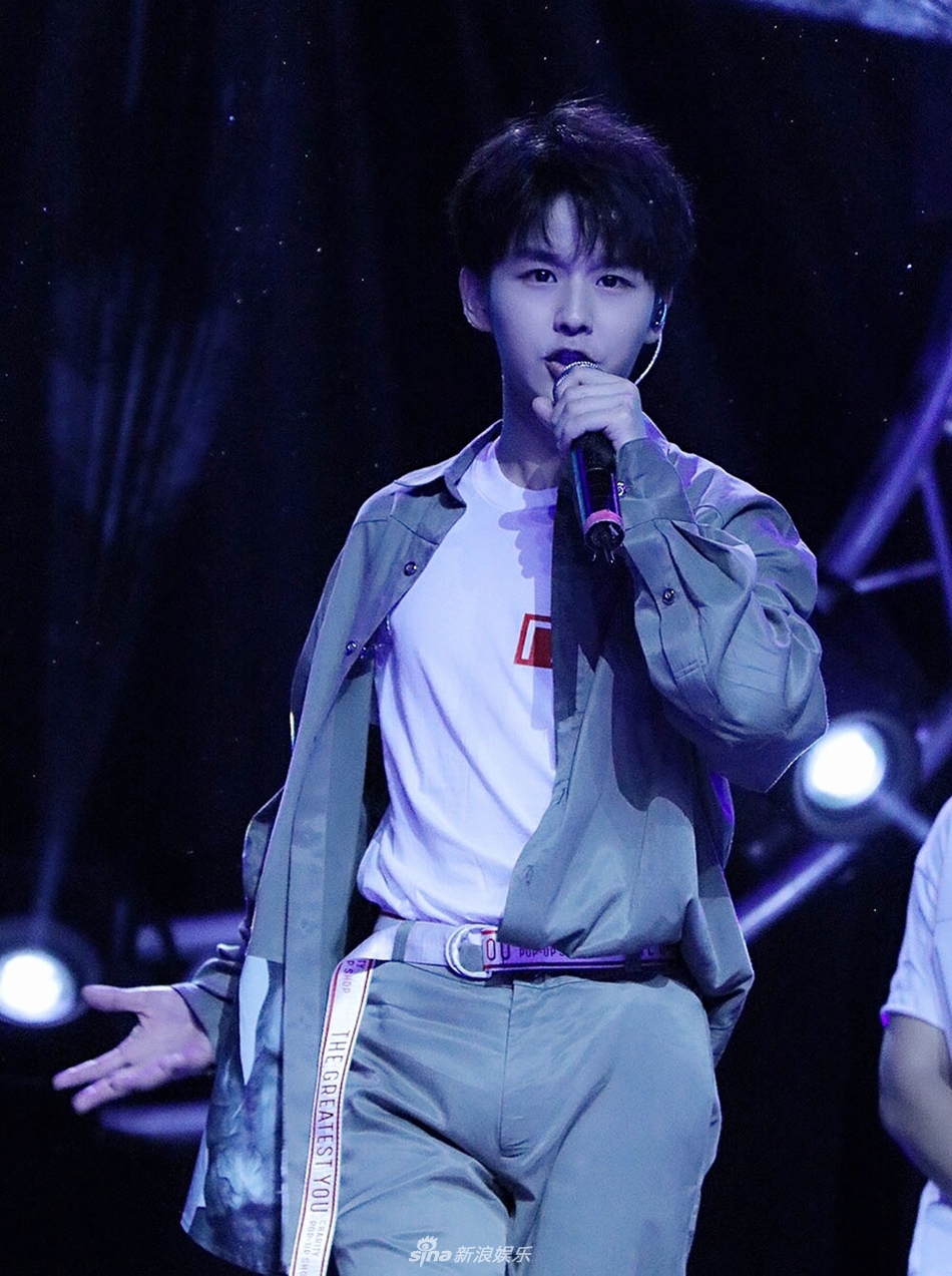 组图:徐浩成都首开唱人气高 突破风格气场十足