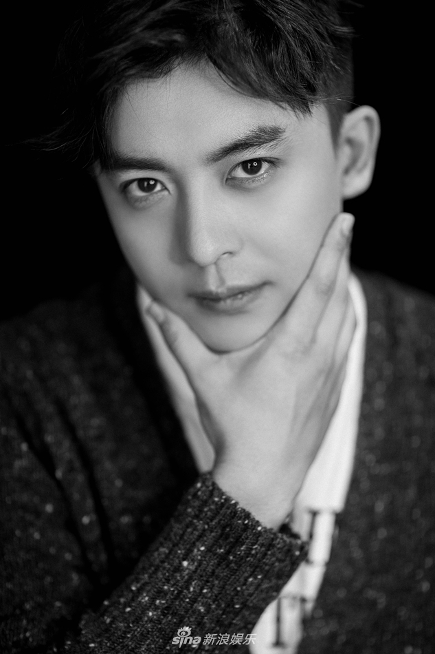 组图李佳航黑白质感大片曝光儒雅内敛展绅士品格