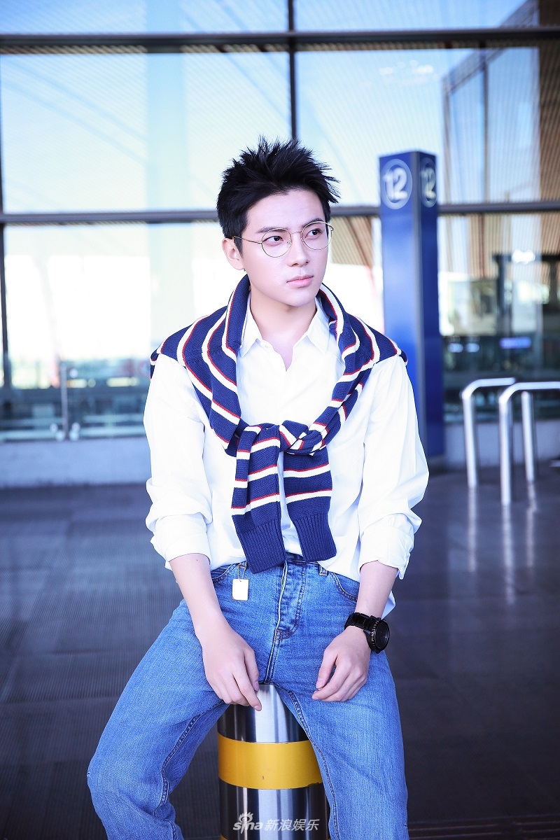 吴俊余帅气黑超现身机场 抢镜白衬衫尽显暖男气质