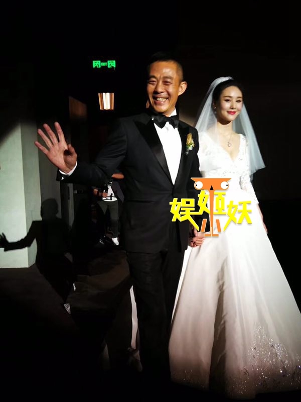 组图老来俏50岁侯勇低调三婚娇妻肤白貌美大长腿