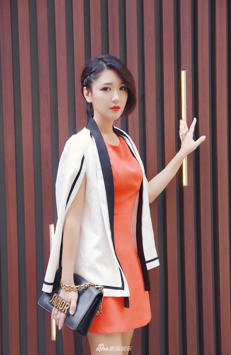 组图:高冷的魅惑!李桃夭夭秋日红裙写真长腿吸睛