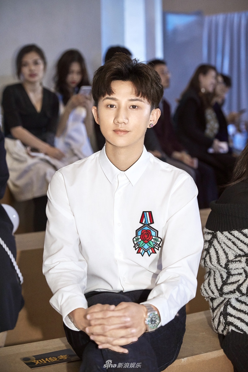 组图:梁振伦受邀品牌18春夏大秀 演绎极简时尚风