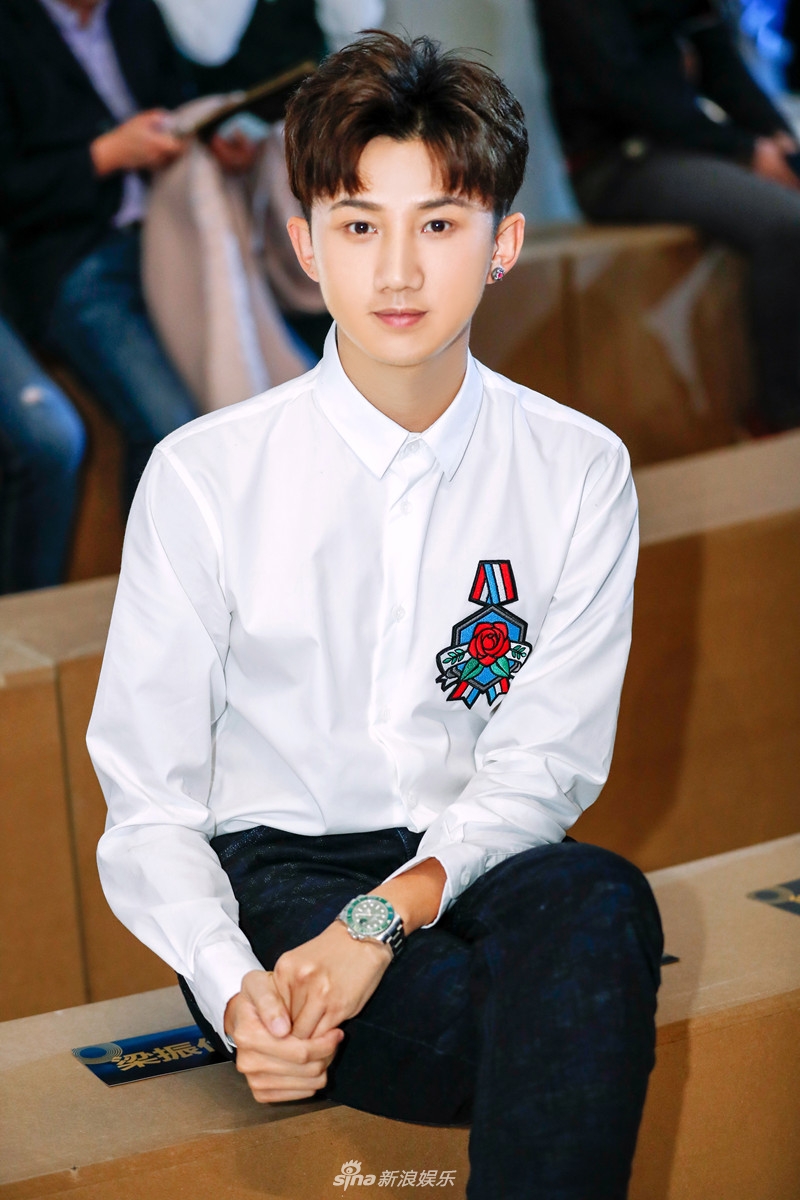 组图:梁振伦受邀品牌18春夏大秀 演绎极简时尚风