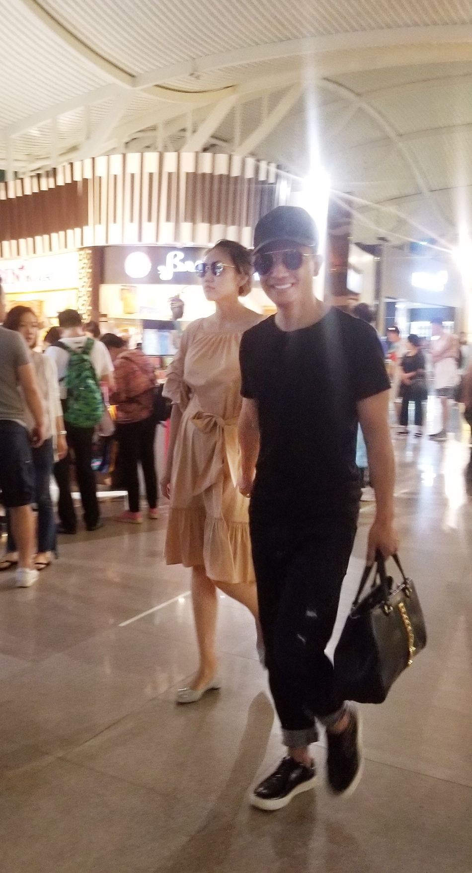 组图:欢子婚后火速复工 爱妻探班尽显甜蜜