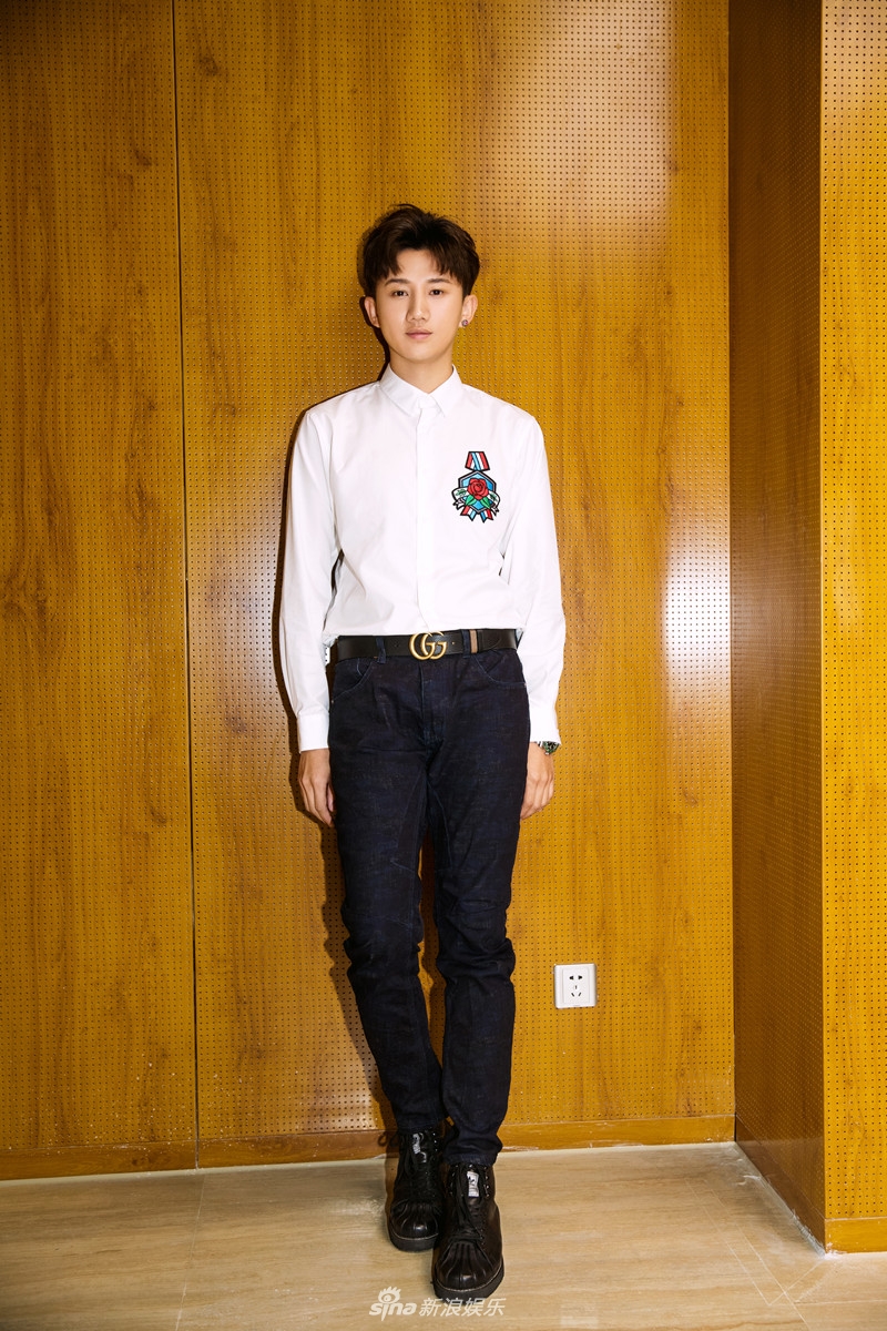 新浪娱乐讯 日前,内地青年男演员梁振伦受邀某品牌18春夏大秀.