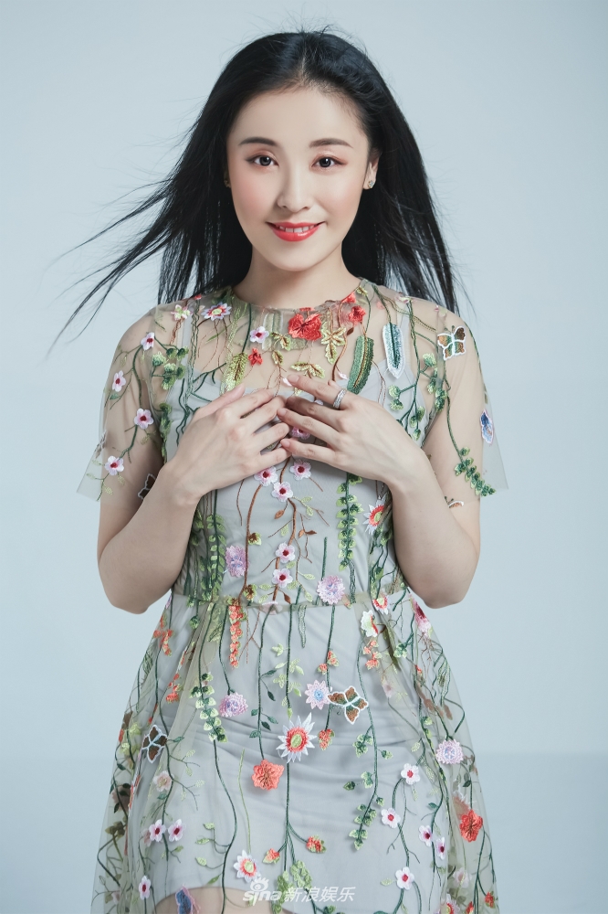 组图:王玲玲曝反季节写真 仙气萦绕美丽"冻"人