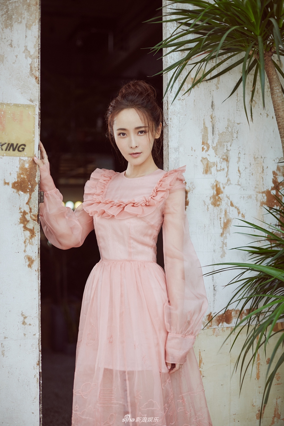 组图:李曼轻纱粉裙写真曝光 清新俏丽仙美十足