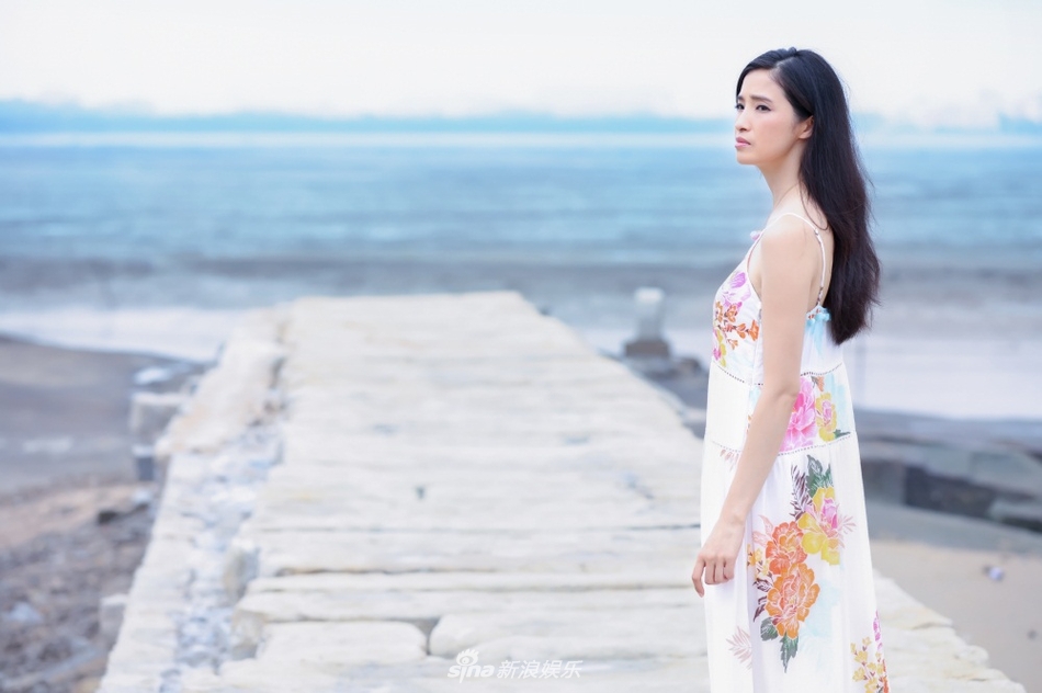 组图:龚蓓苾唯美写真曝光 笑眼明亮如海上烟火