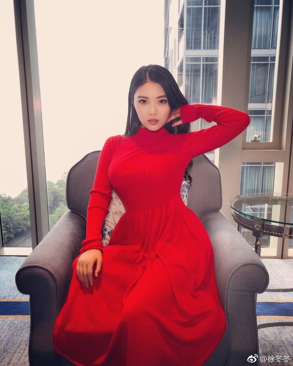 组图:大嫂徐冬冬酒店变装凹造型 上围傲人超吸睛