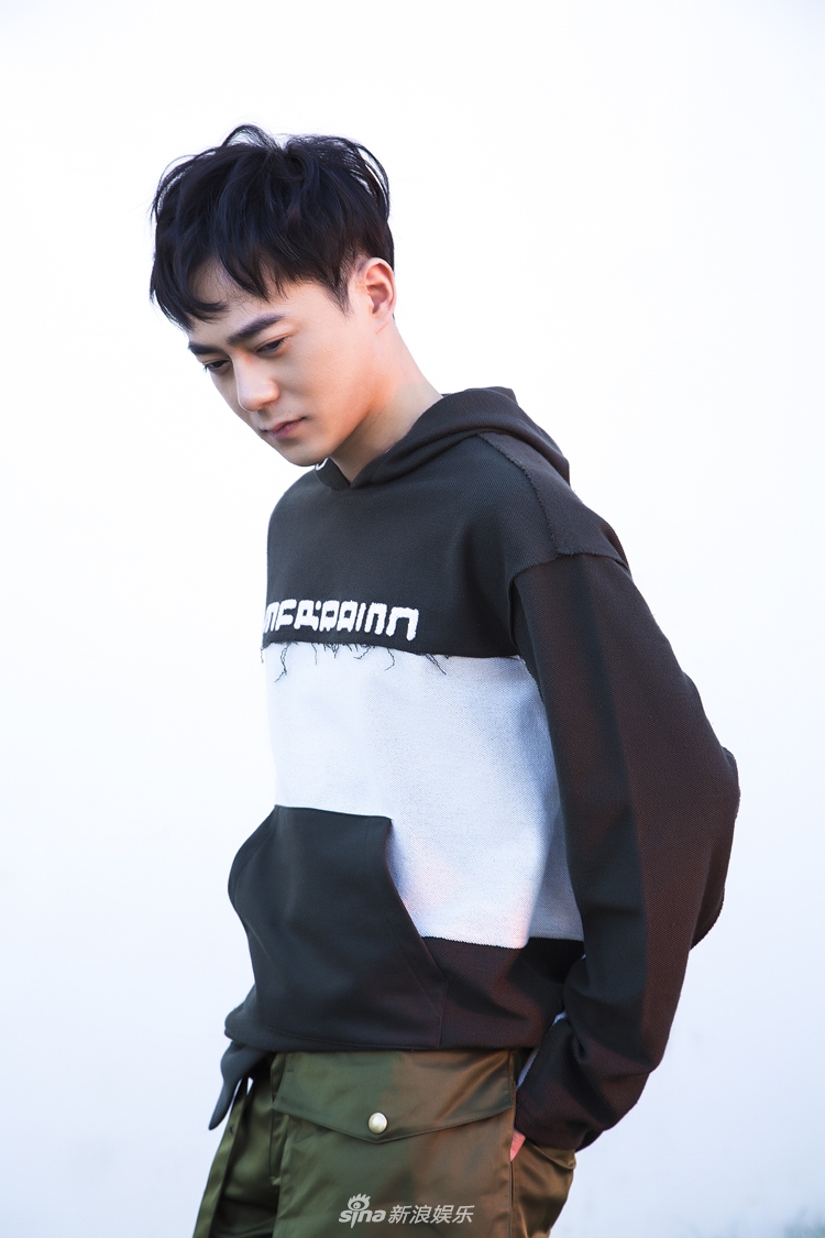 组图:秋风习习 曲哲明深秋写真帽衫绿绿搭配显硬朗