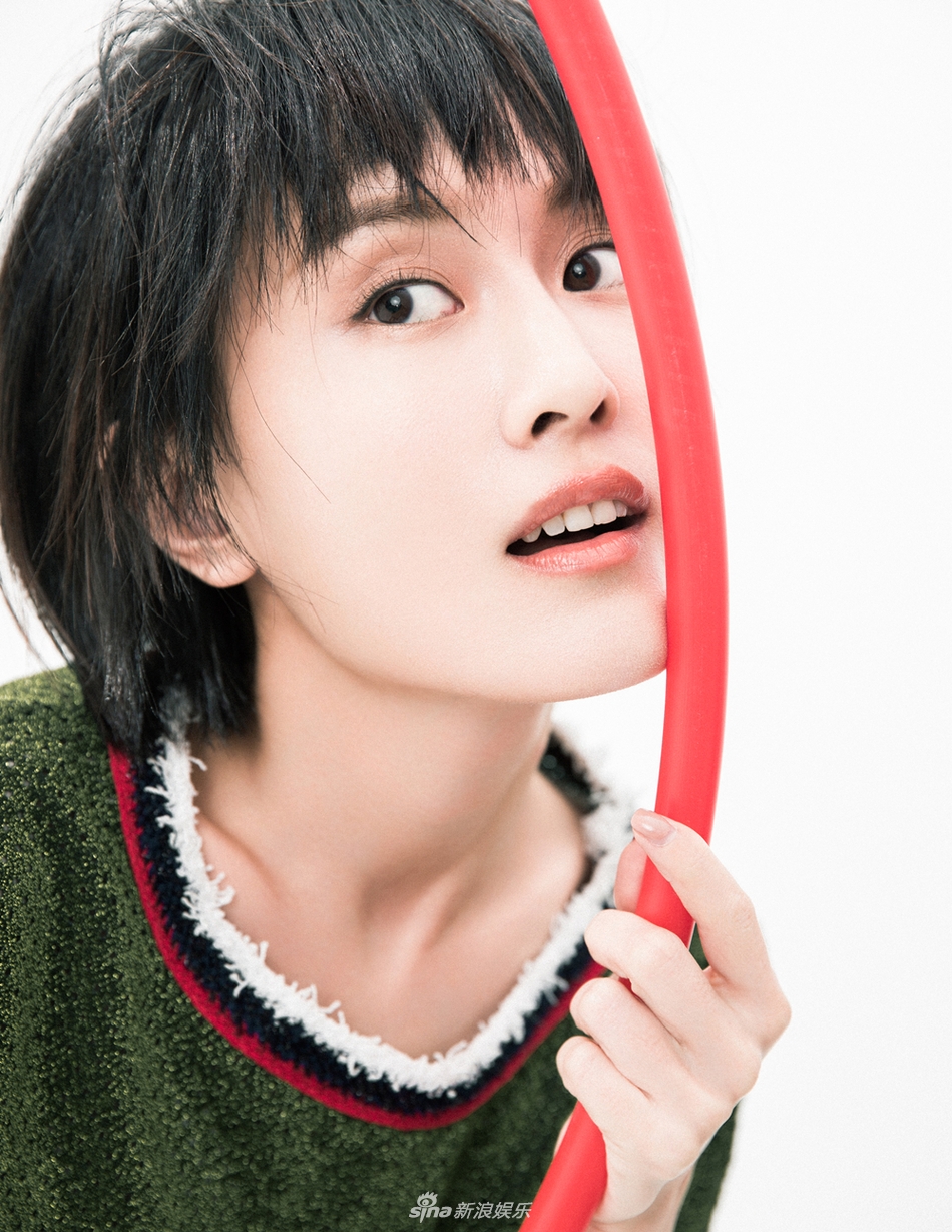 组图:尹姝贻写真清新俏皮 冷面女警变身小清新