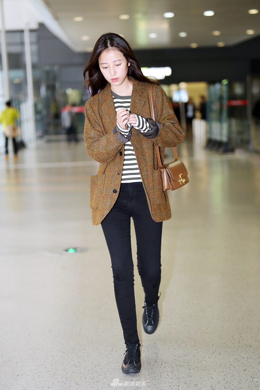 组图:周雨彤素颜现身机场 西装黑裤也能穿出时髦感