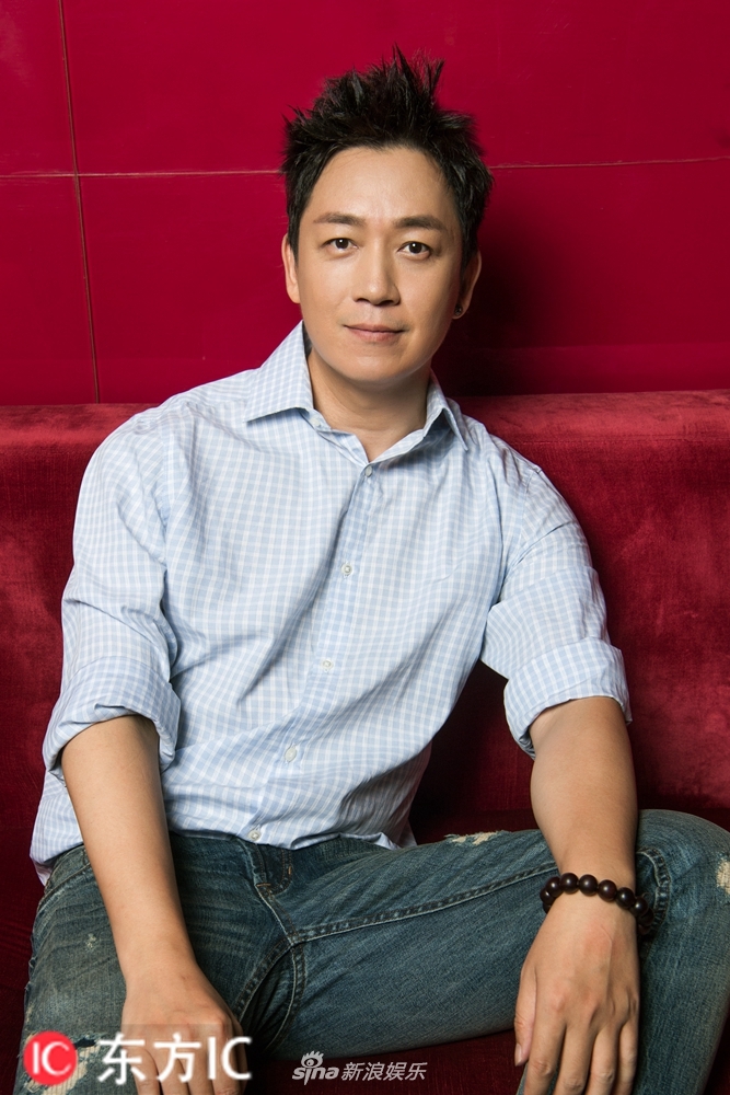 组图潘粤明随性连拍颜值回升眼神撩人依旧