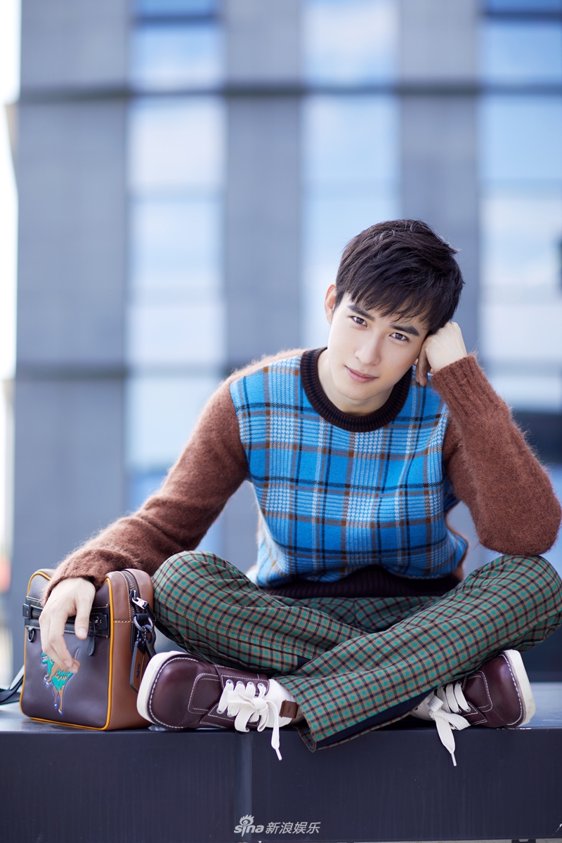 组图:吴昊泽英伦范儿街拍 休闲时尚尽显绅士格调