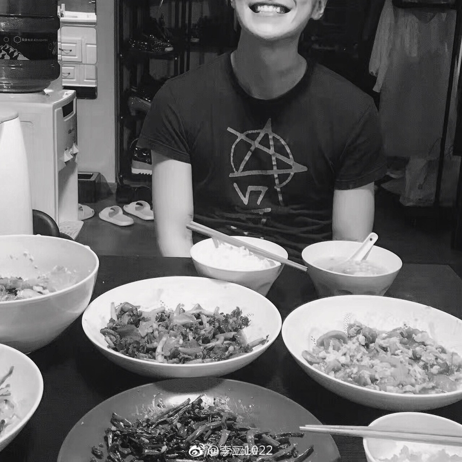 组图:乔任梁生前女友再晒旧照 照片里还有梁妈妈超温馨