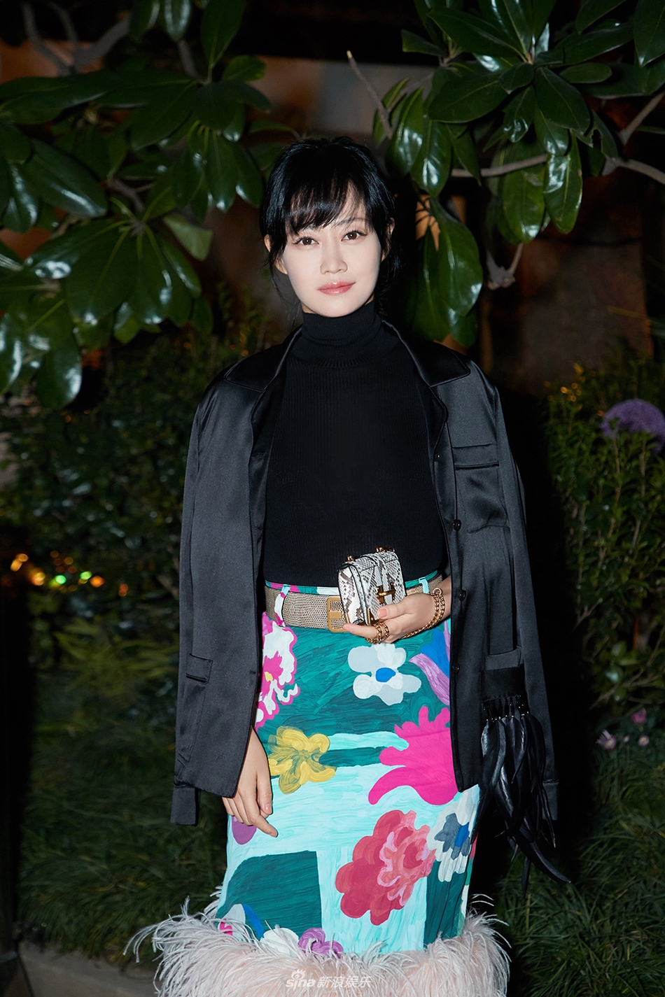 组图:谭卓助阵荣宅揭幕 身着印花羽毛裙复古优雅