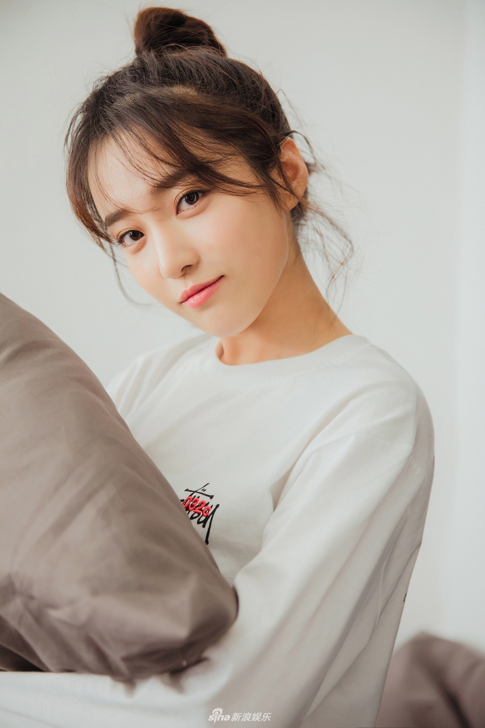 组图:张欣颜"童颜"写真曝光 签约飞宝传媒重新出发