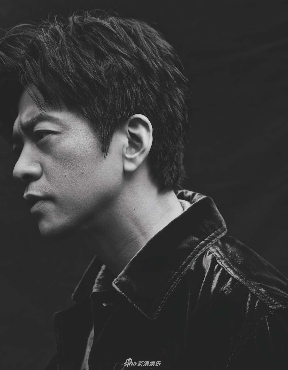 组图李健登时尚杂志封面气质沉稳眼神深邃