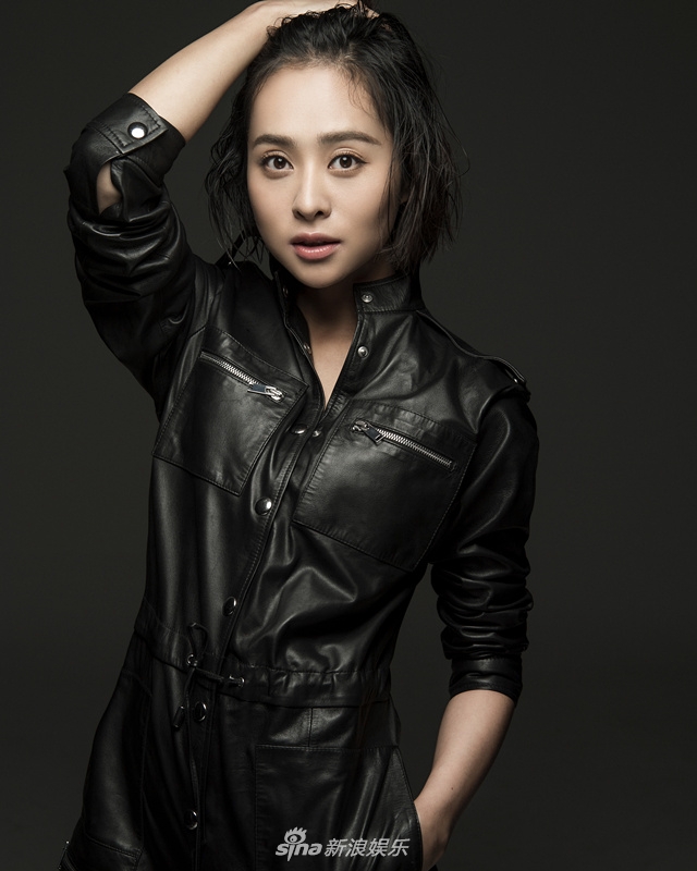 组图:程琤皮衣写真曝光 潇洒率性不失优雅娴静