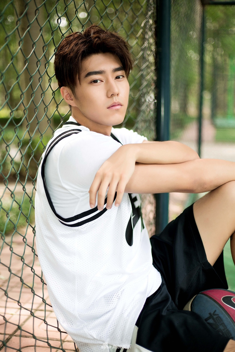 组图: 赵东泽运动系写真曝光 阳光帅气发射"少年杀"
