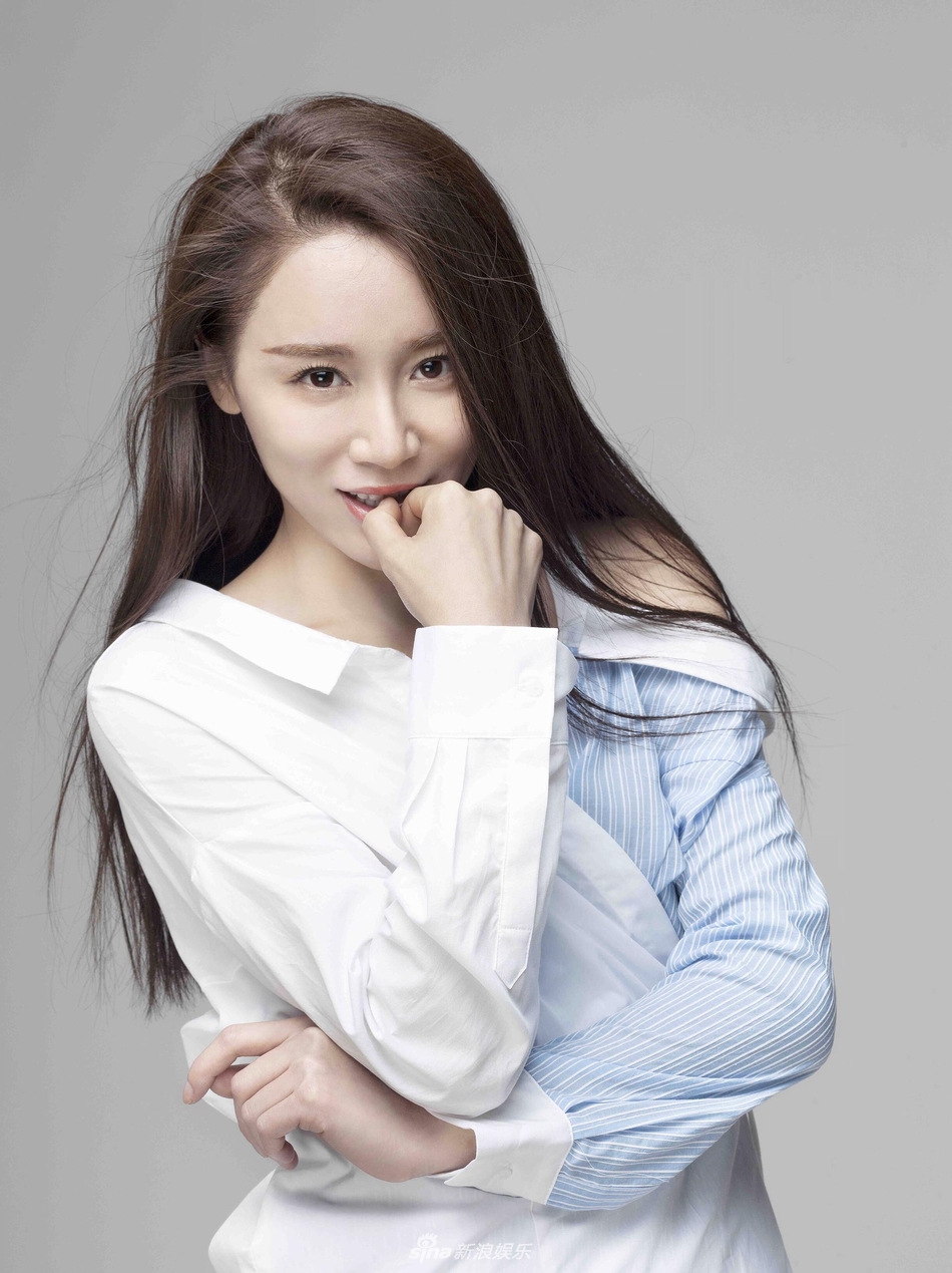 组图:张芯宁曝光冷艳写真 香肩微露性感迷人