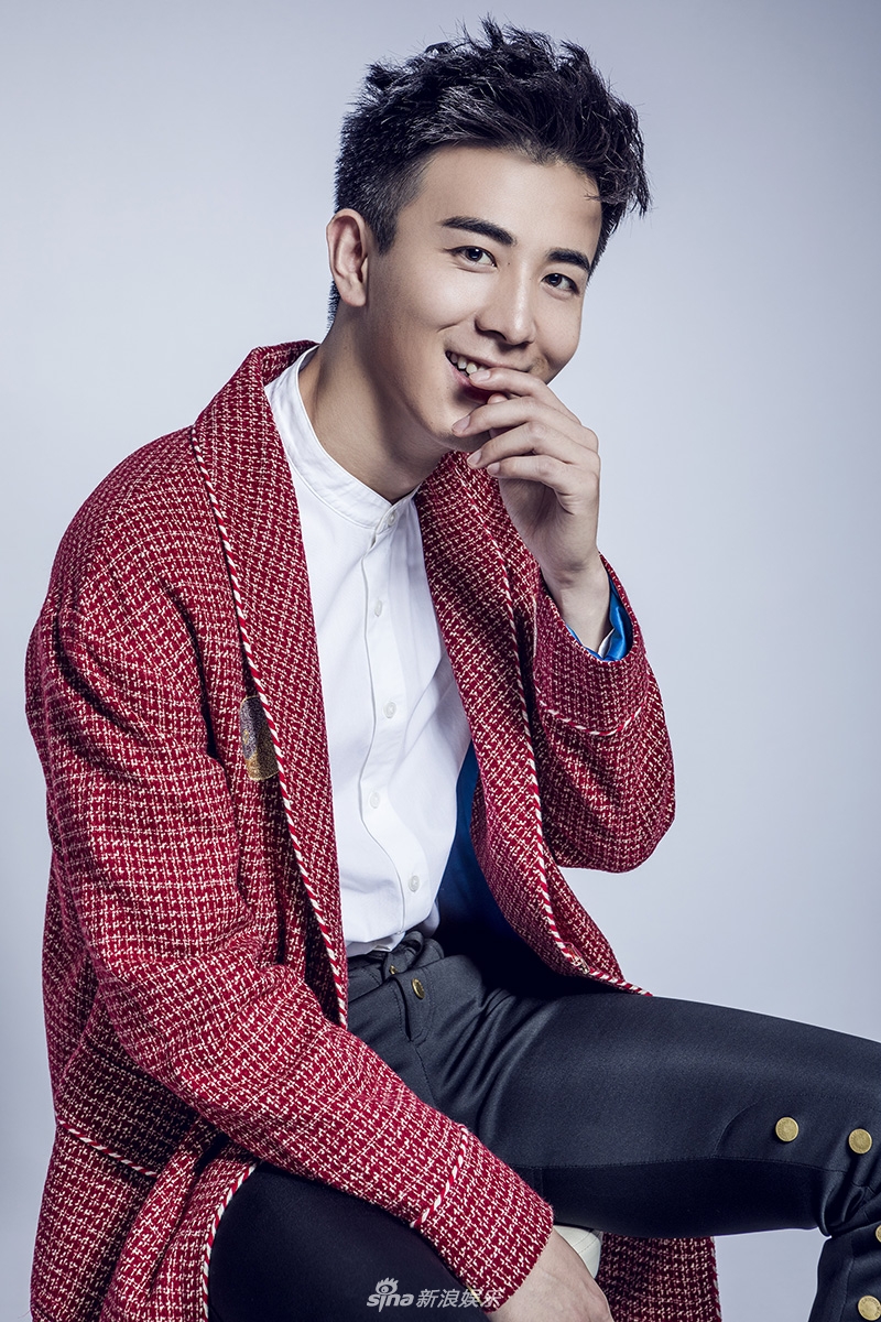 李川红白犬牙纹翻领风衣 演绎秋冬混搭时尚