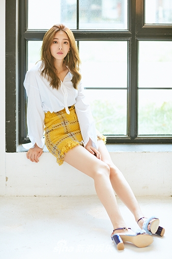 组图:胡丹丹最新写真曝光 时尚简约气质优雅