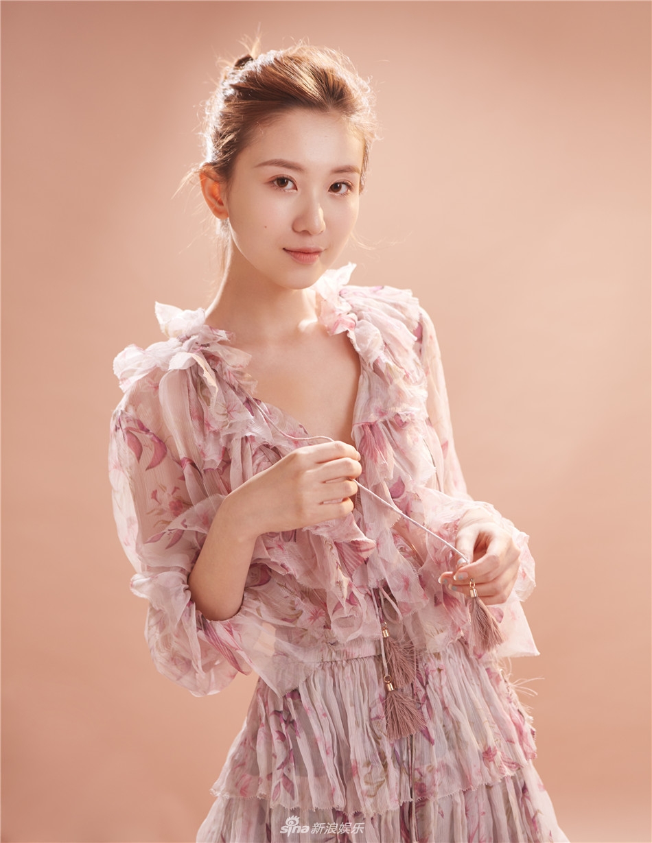 新浪娱乐讯 近日,演员周茉曝光了一组生日写真.