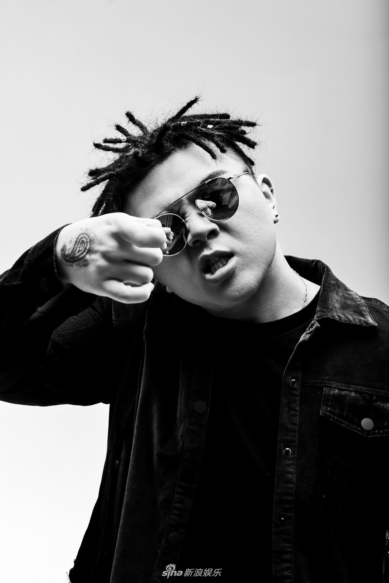 组图嘻哈选手艾福杰尼曝黑白写真装扮随性小脏辫飞舞抢镜