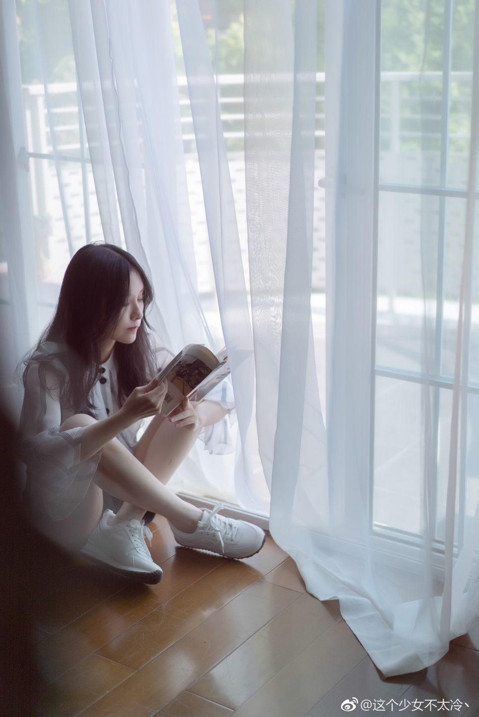 组图:主播阿冷晒美照 独自看书恬静美好