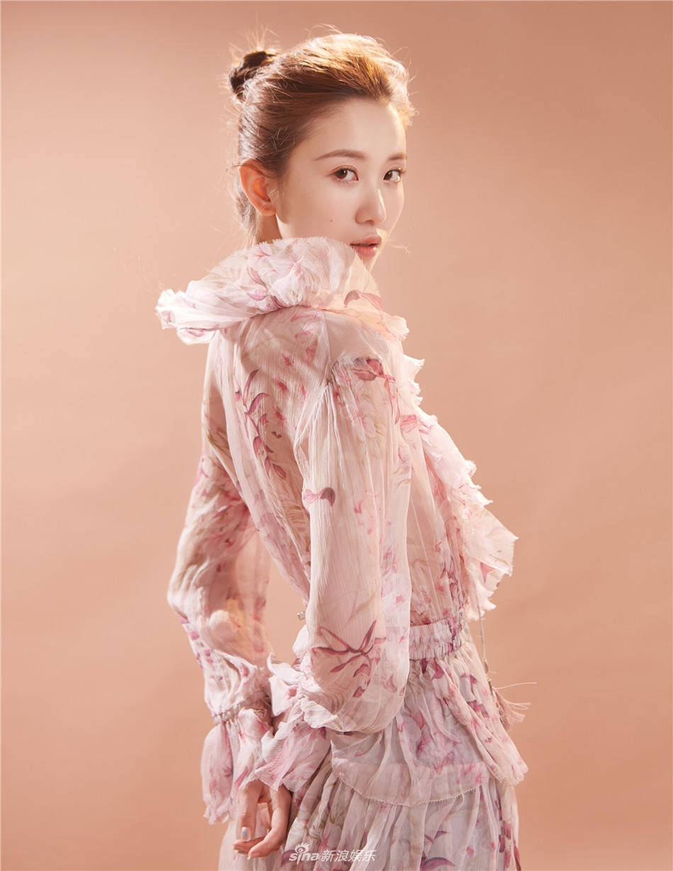 新浪娱乐讯 近日,演员周茉曝光了一组生日写真.