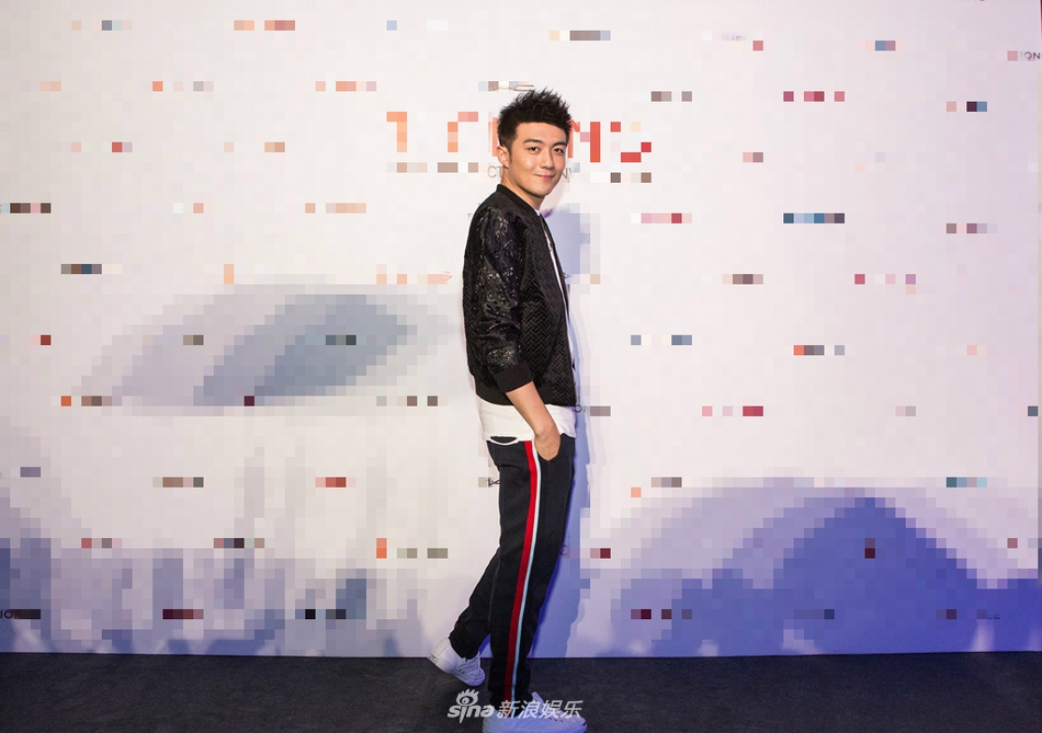 "王世均"李泽锋亮相上海时装周 百变型男儒雅帅气