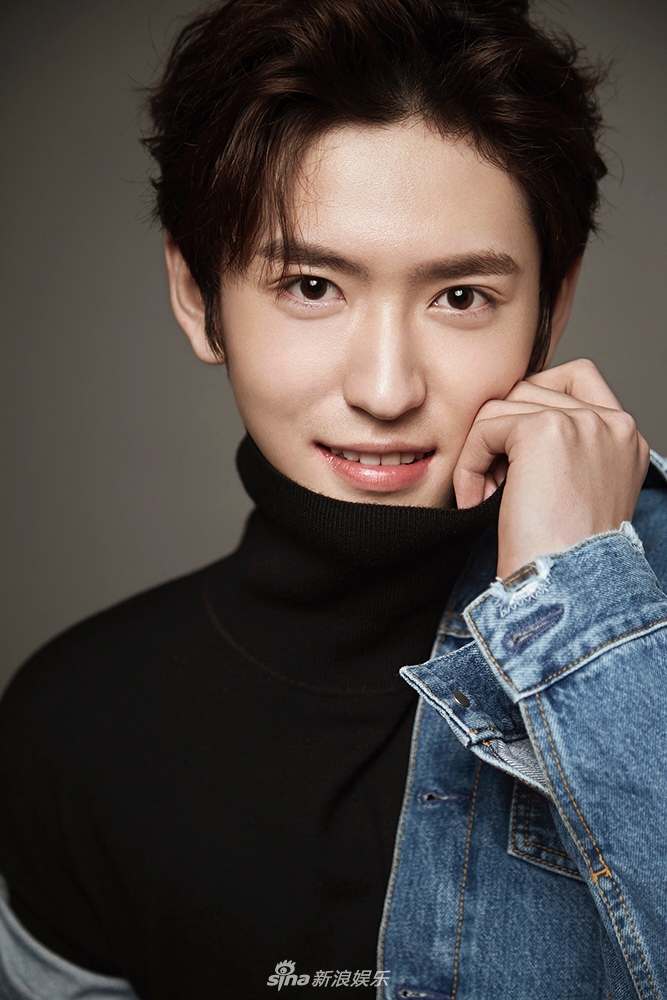 组图:李东阳深秋写真温暖来袭 99后鲜肉演绎双重魅力