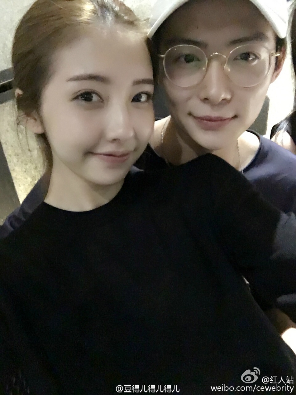 组图:王思聪前女友豆得儿晒美照 下巴是越来越尖了