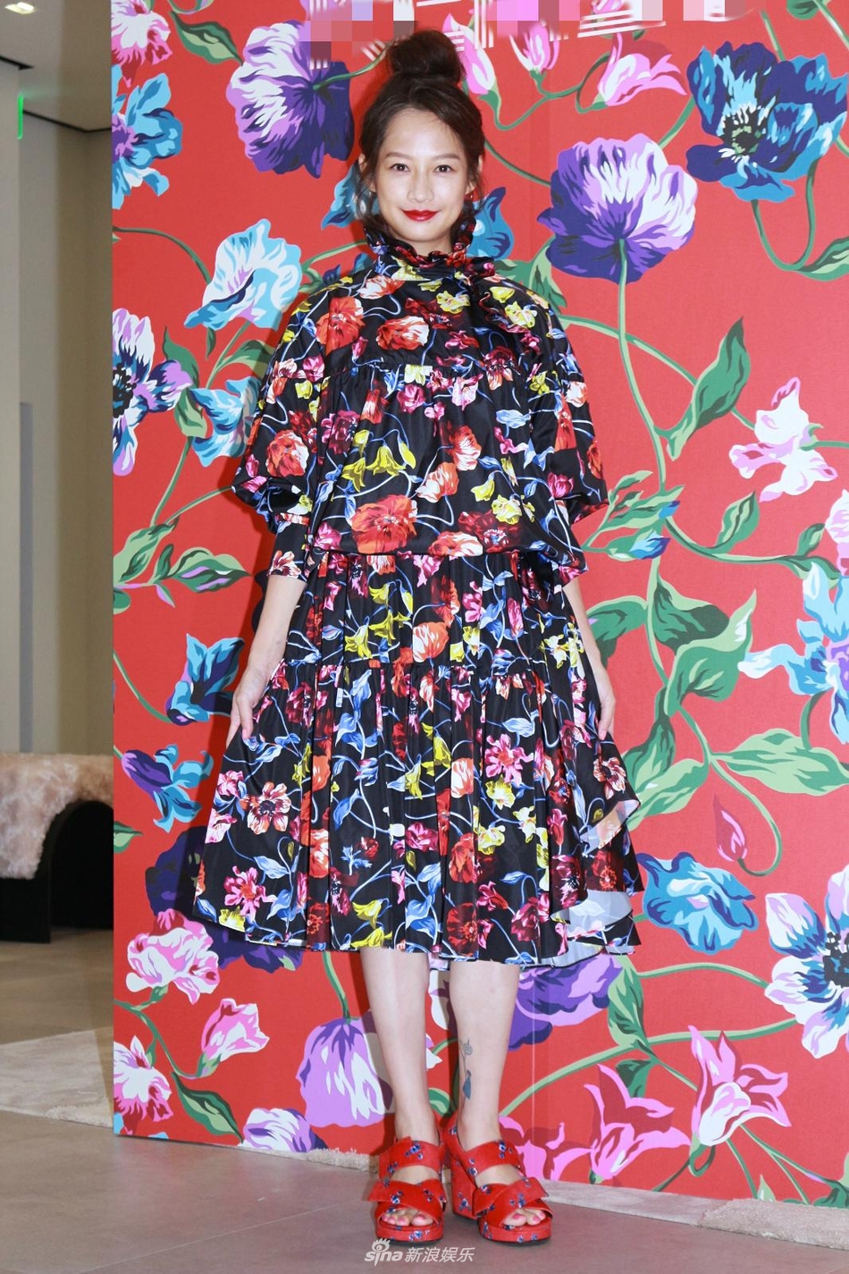 组图:简嫚书挺孕肚出席品牌活动 笑谈老公求婚乌龙