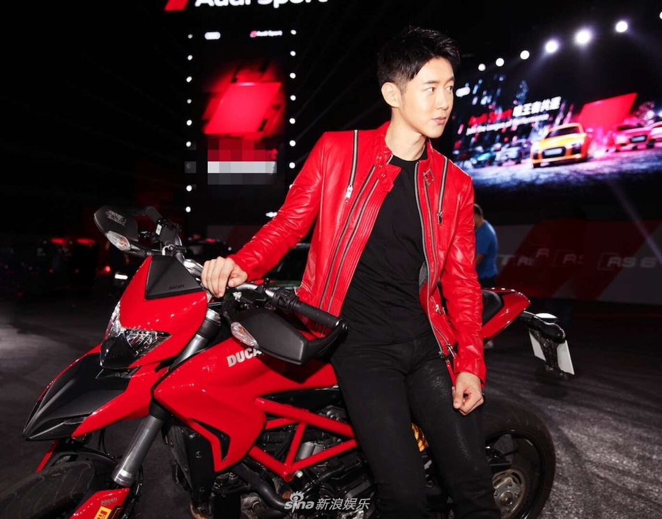 组图:陈正飞变身机车少年 红色皮衣帅气撩人