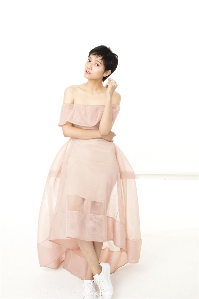 组图:秦语时尚写真曝光 粉裙翩翩双眸灵动似水