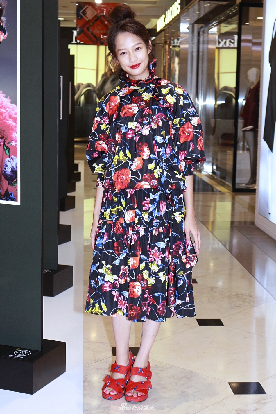 简嫚书挺孕肚出席品牌活动 笑谈老公求婚乌龙