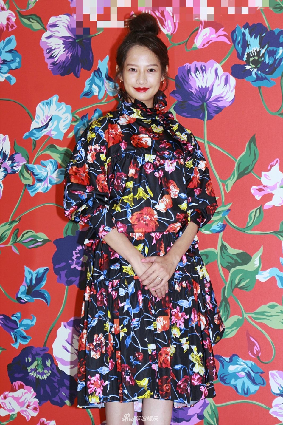 简嫚书挺孕肚出席品牌活动 笑谈老公求婚乌龙